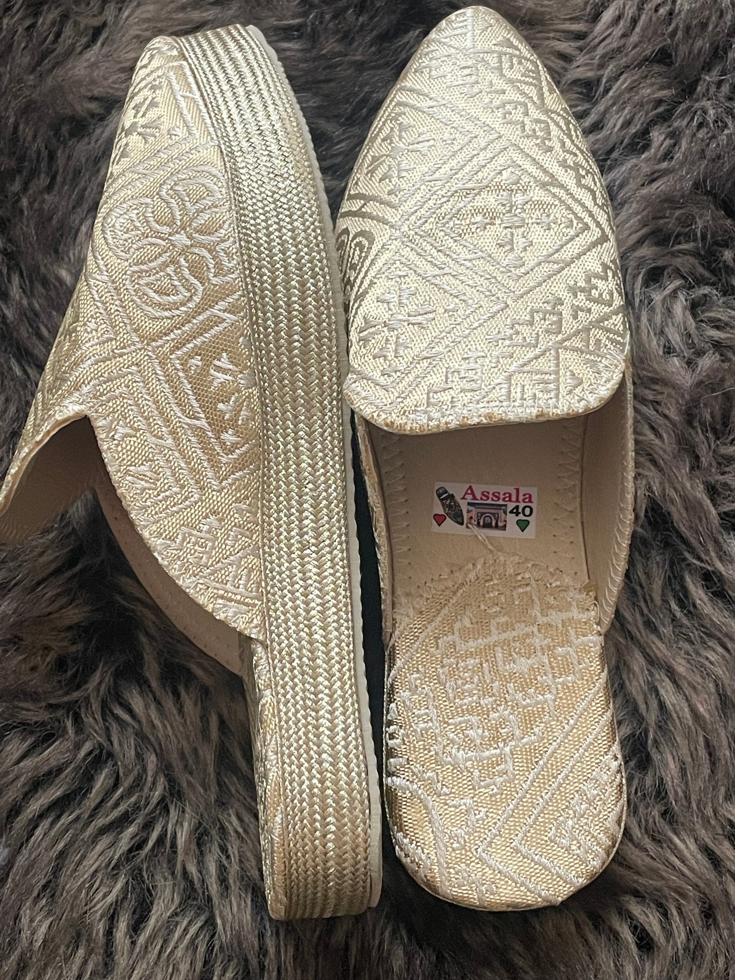 Babouche Dorée Élégante : Transformez Votre Style avec Sophistication