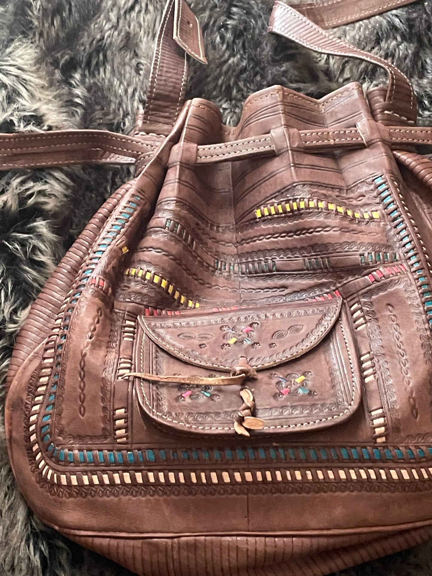 Sac Boule en Cuir Marron : Élégance et Praticité au Quotidien