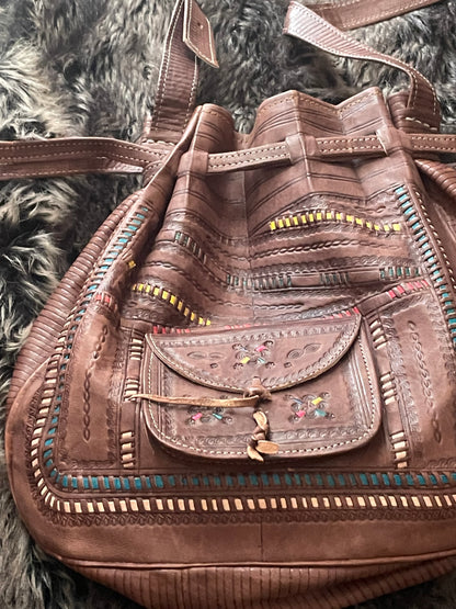 Sac Boule en Cuir Marron : Élégance et Praticité au Quotidien