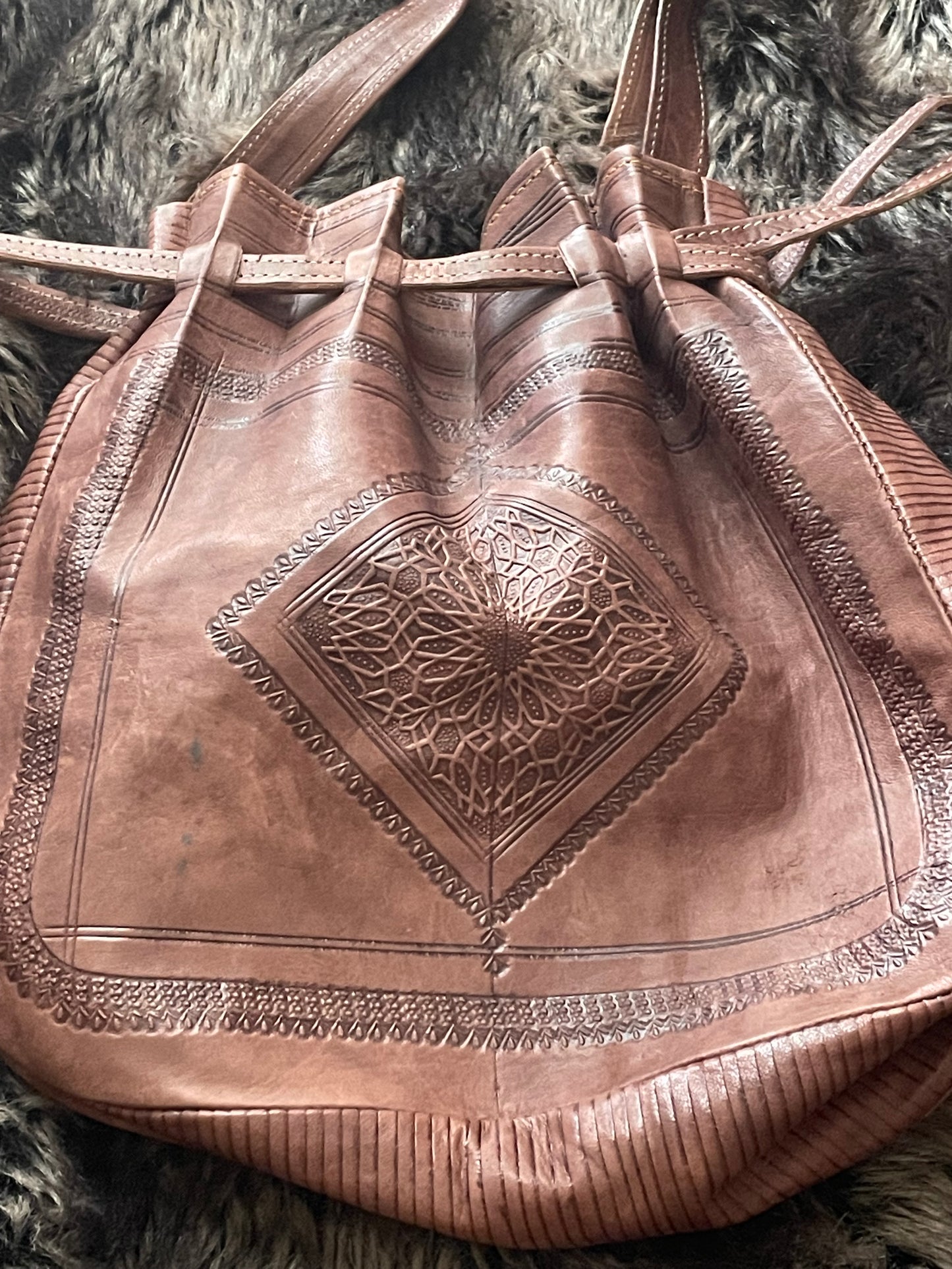 Sac Boule en Cuir Marron : Élégance et Praticité au Quotidien