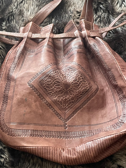 Sac Boule en Cuir Marron : Élégance et Praticité au Quotidien