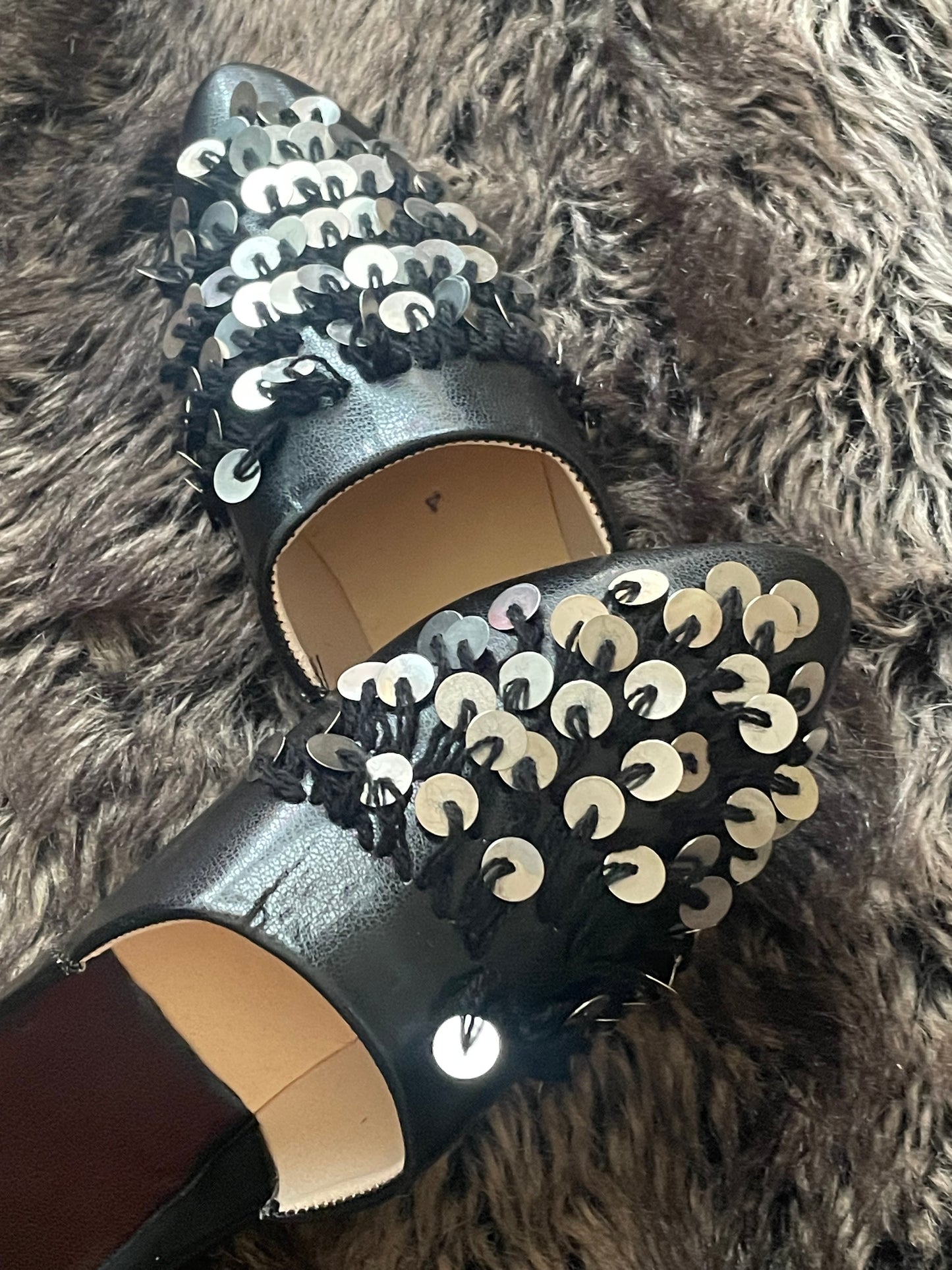 Babouches noires à sequins