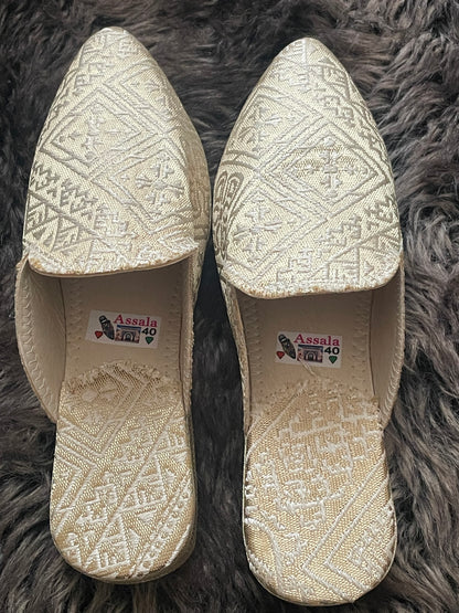 Babouche Dorée Élégante : Transformez Votre Style avec Sophistication