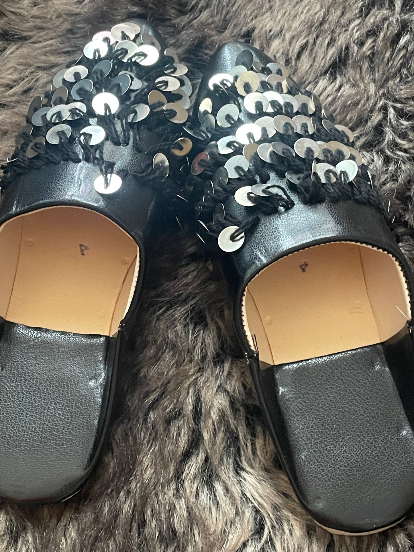 Babouches noires à sequins
